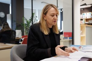 Специалист проектного бюро Тектоника консультирует клиента по перепланировке квартиры в Минске